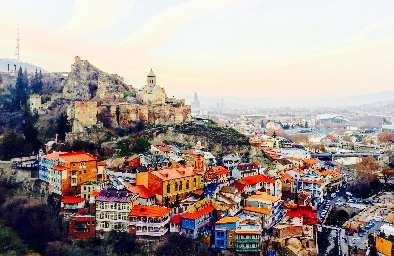Tbilisi on hurmaava, eloisa pääkaupunki täynnä perinteisiä ruokapaikkoja ja viinikellareita.