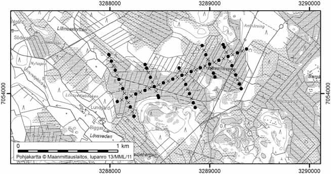 Tapio Toivonen ja Onerva Valo 98. Storträsket Storträsket (kl. 2321 04, x = 7054,0, y = 3288,2) sijaitsee noin 12 km Uudenkaarlepyyn keskustasta itään.