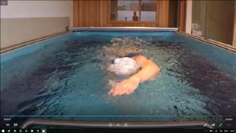 6. SCHRÄGES EINTAUCHEN: Damit Sie möglichst stromlinienförmig mit einem geringen Wasserwiderstand schwimmen, sollten Sie den Arm vor dem Eintauchen weit nach vorne führen und die Hand in Verlängerung