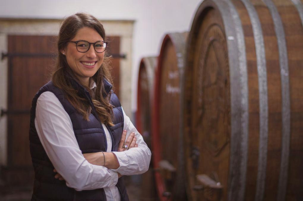 UNSERE WEINEMPFEHLUNG JUNGWINZERIN LAURA WEBER MONZINGEN AN DER NAHE Kürzlich war ich zu einer Weinverkostung von Nachwuchswinzern an der Nahe eingeladen, die sich Naheweinrebellen nennen.