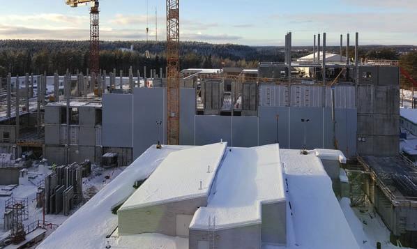 6. päivystys, leikkaussalit, kuvantamistilat yms. erikoistilat. Sisäkadun itäpuolella on mm. poliklinikan tiloja sekä lääkärin vastaanottoja konsultointihuoneita.
