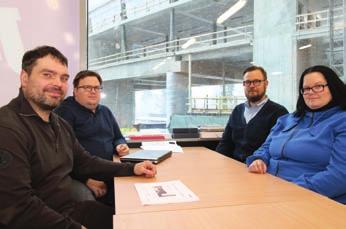 Julkisivun ulkopinnassa on arkkitehdin värisuunnitelman mukaisia chilipippurinpunaisia metallikasetteja sekä nauhat, joissa on joko ikkunoita tai julkisivulasia.