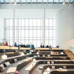 11. Kuva 8: Neljän kerroksen korkuinen atrium, jossa on kaareutuva amfiteatteri. Kuva 11: Atriumista avautuvat näkymät kohti Eteläistä Postipuistoa.