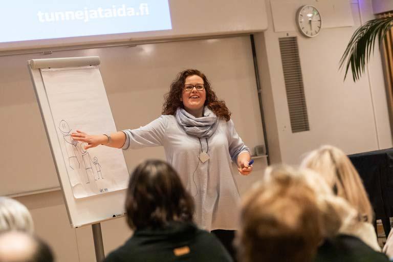 5 Koulutuksen kehittäjä ja lähiosioiden pääkouluttaja Anne-Mari Jääskinen on Lasten Tunnetaito-ohjaajakoulutuksen kehittäjä ja pääkouluttaja, ja vastaa koulutuksen sisällöstä.
