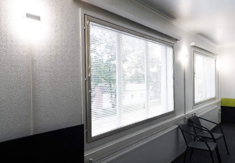 0,29 Kg Led-Seinävalaisin Sisäkäyttöön IP20 Saatavana 3000K ja 4000K Valkoinenrunkoväri Valaiseen ylä- ja alasuuntaan Sisältää kiinnitys ruuvit Metallirunko jossa akryylilevyt Valoteho 6W 3 vuoden