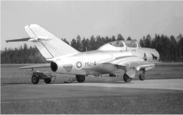 35 Kuva 4: MiG-15UTI-harjoitushävittäjä 80 MiG-15UTI oli metallirakenteinen kaksipaikkainen harjoitushävittäjä.