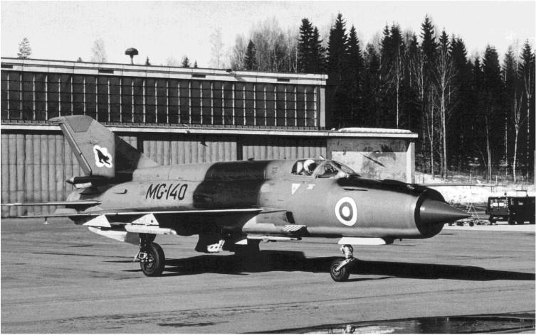 48 Kuva 8: MiG-21BIS-torjuntahävittäjä 118 MiG-21BIS oli metallirakenteinen ja yksipaikkainen jokasään torjuntahävittäjä. MiG-21BIS-koneessa oli Tumanskin R-25-300-suihkumoottori.