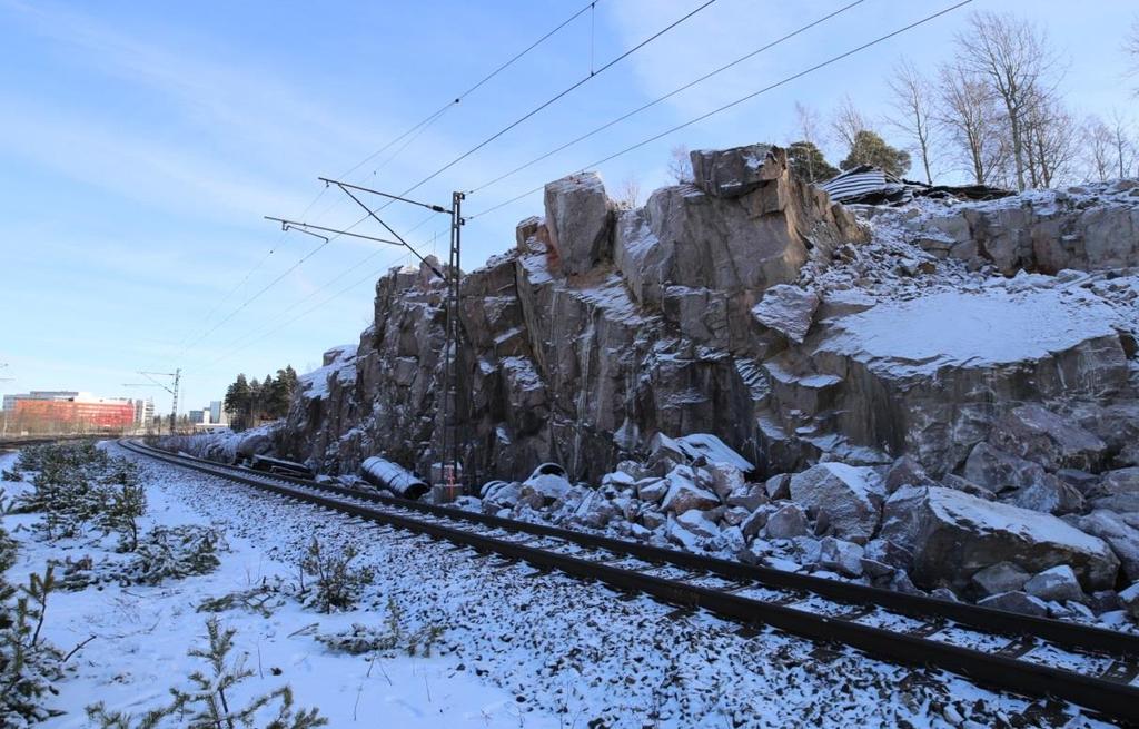 39 yhtäjaksoisesti pääsiäisviikonlopun aikana. Erittäin rikkonaisesta kalliosta johtuen osa ratarakenteista joudutaan purkamaan louhintatöiden ajaksi.