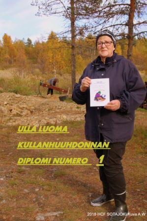 Ulla Luoma ylpeänä esittelee