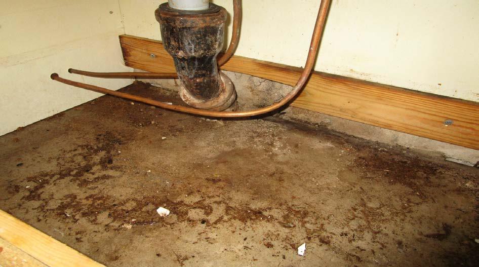 Vesivuoto aiheutui allaskaapin hajonneesta vesiputkesta asunnossa 4. Kuvassa putki uusittuna. Kuva 2.