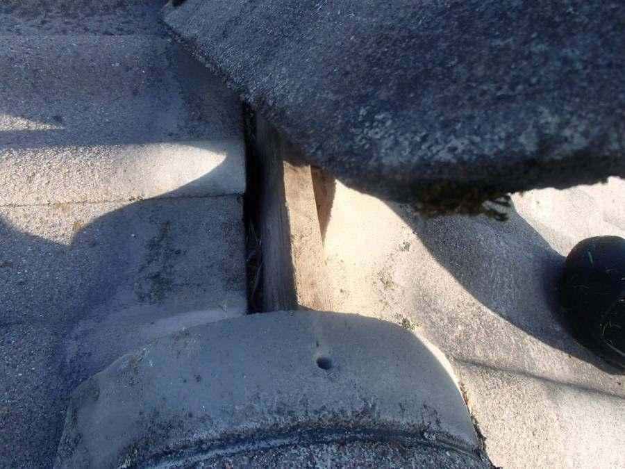 13 VESIKATTO JA VARUSTEET VESIKATE Vesikattona on harjakatto ja katteena tiilikate. Vesikate on alkuperäinen. Katteessa havaittiin vähäistä sammaloitumista. Suositellaan katon puhdistusta.