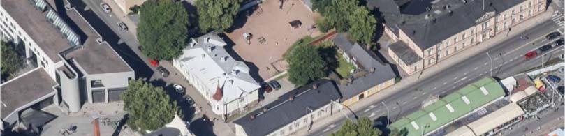 tarpeessa ja vajonnut. - Sisätilojen lattiat ovat vajoamisesta kaltevat ja sokkeli on useasta paikasta halkeillut.