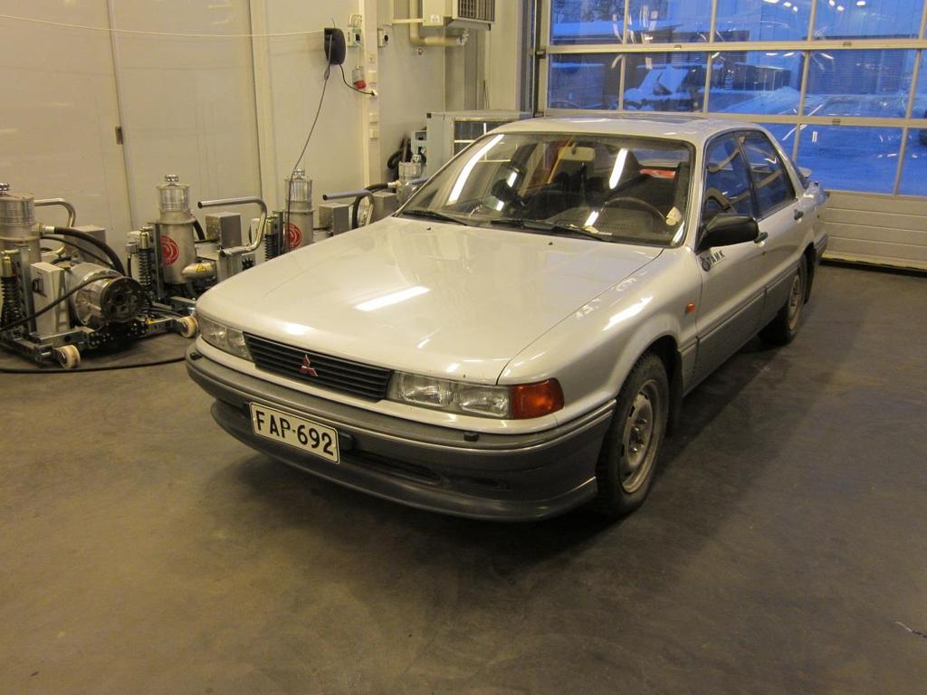 6 2 VÄLINEISTÖ 2.1 Vertailussa käytetty ajoneuvo Työssä käytetty auto on etuvetoinen Mitsubishi Galant 1990 GTI 2.0 DOHC 16V. Moottori on kaksilitrainen ja vähäpäästöinen, ja siinä on katalysaattori.