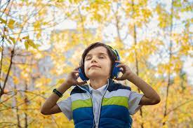Äänikirjat Äänikirjat vahvistavat lapsen keskittymis- ja eläytymiskykyä samaan tapaan kuin aikuisen ääneen lukeminen lapselle Äänikirjat ovat hyviä lukemisen tukena Nykyisin äänikirjojen tarjonta on