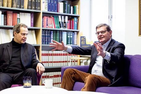 rukousavustajien kanssa. Öljyllä voitelu on vakiintunut käytäntö rukouksen osana. - Minulle on tärkeää itäisen riituksen pyhä kaaos, jossa mennään ja tullaan kirkkotilassa.