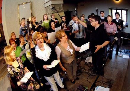 30 vuotta Tuomasmessun musiikkia Miten kaikki alkoi? Teksti Inna Vintturi Kuvat Markku Pihlaja Selailin vanhoja Tuomaslehtiä ja muistioita alkuvuosien Tuomasmessuista.
