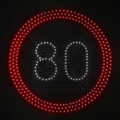 11 3.2 Näyttötekniikat LED LED-tekniikka on tällä hetkellä yleisin ja sen käyttämistä suositellaan Liikenneviraston suunnitteluohjeissa. Tekniikan huonona puolena on sen vaatima kiinteä sähköjohto.