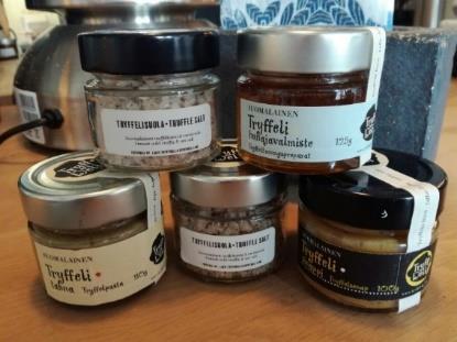 35 Kuva 9. Tryffdelin tuotteita (Lehtomäki, 2018) Lamppu-Blick (2018) muistuttaa tryffelinetsijöiden ja myyjän vastuusta tämän myydessä tryffeleitä yksityisille henkilöille tai ravintoloihin.