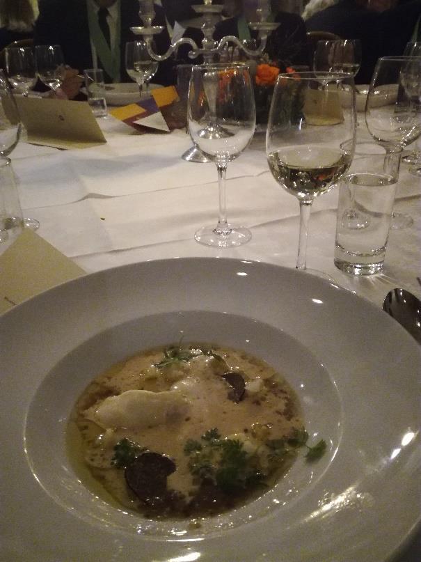 46 Kuva 14. Kramig kycklingsoppa (Lehtomäki 2017) Kuva 15. Tryffelibrunssi (Lehtomäki 2017) Festivaalien aikaan useissa Visbyn ravintoloissa tarjoiltiin tryffeliteemaisia lounaita ja illallisia.