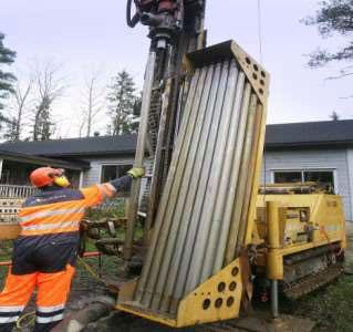 Maalämpö / lämmönkeruu kalliosta Yleisin tapa mutta ei ainoa vaihtoehto o syvyys tyypillisesti 100-200 m (jopa yli 300m) o tyypillisesti D=115 165mm o teräsputkiosuus noin 3 x kalliimpaa mm.