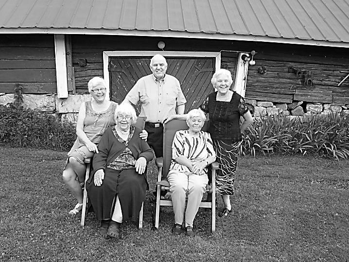 Kesätapaaminen Kolin Maunolassa Kolin Maunolan sisarusten tapaaminen oli tutussa ympäristössä