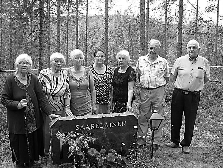 Kävimme myös Kolin hautausmaalla Tuomon haudalla Vasemmalta: Anja Horttanainen, Senja Kukkonen, Ritva