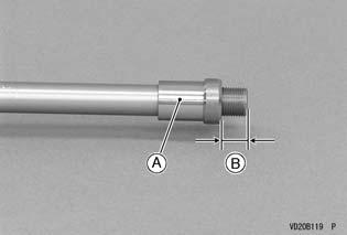 188 HUOLTO JA SÄÄDÖT Kiristä lukkomutteri täysin ja mittaa 10 12 mm kuvan mukaisesti.