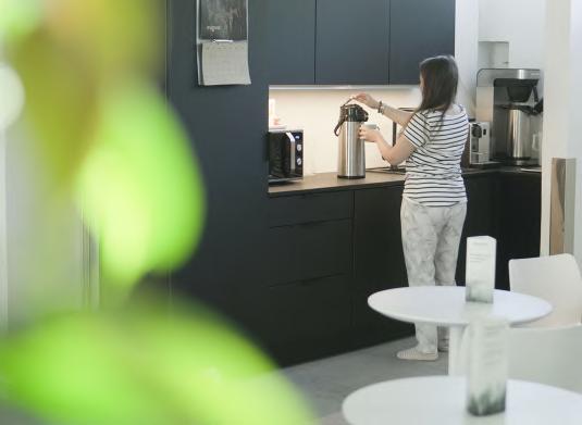 Kaikki ilmanlaadusta, tilanjakoon ja yksityiskohtiin, kuten valaistukseen on toteutettu terveyttä ja suorituskykyä tukevaksi, kertoo Eeva.