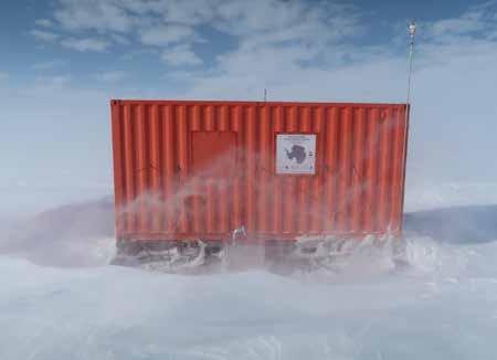 Pienhiukkastutkimusta Neumayer III asemalla Nano-particle research at Neumayer III station Neumayerin välittömässä läheisyydessä elää suuri keisaripingviiniyhdyskunta.