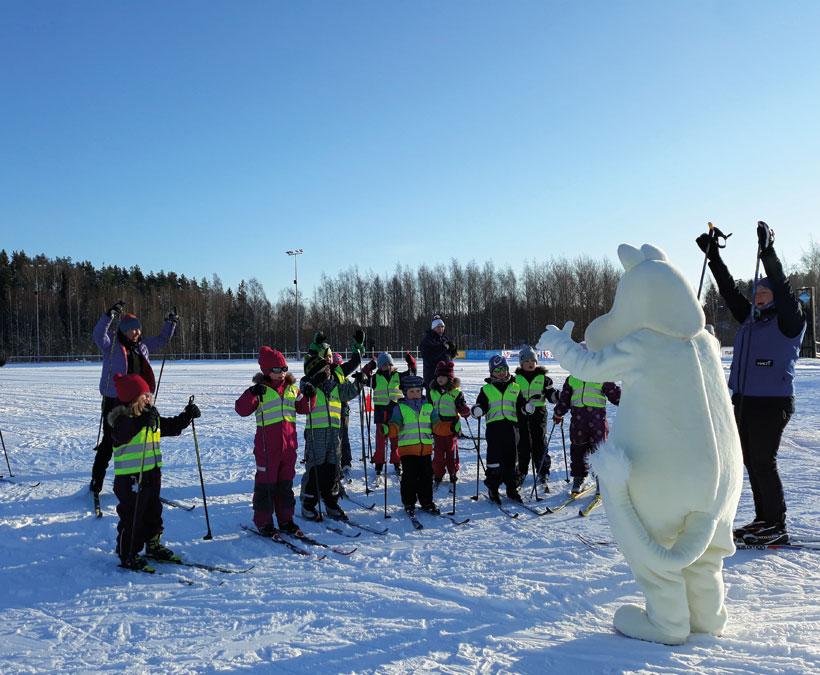 hiihtokoululaisia Hakunilassa