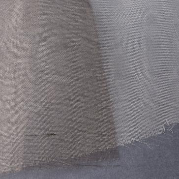 Crepeline 100 % silkki Hyvin ohut ranskalainen silkkikangas, jota käytetään esim. hauraiden tekstiilien tukikankaana. Voidaan värjätä. natural 23 g/m², lev.