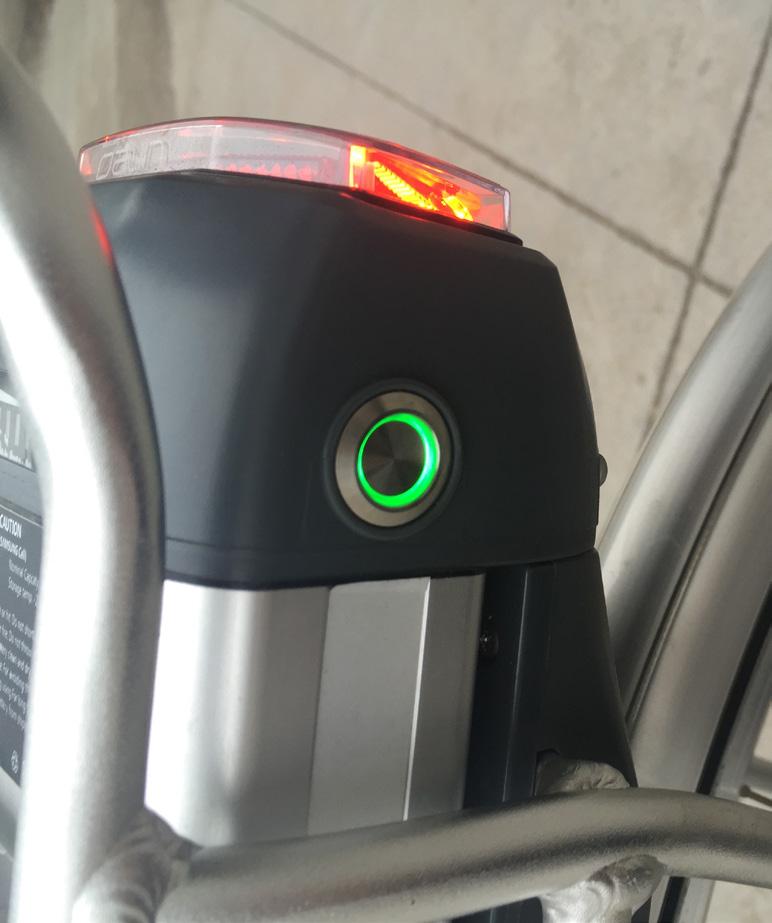 KUN TOIMINNOT J LTMINEN Ei ole väliä, lataatko akun pyörääsi kiinnitettynä, vai kun olet irrottanut sen pyörästäsi.