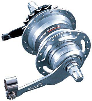 TKPYÖRÄN IRROTUS/SENNUS, NEXUS SHIMNO-7 Seuraava ohje on pyörälle, jossa on seitsemänvaiheinen Shimano Nexus-7 vaihteisto. 1. Vaihda vaihde pienimmälle vaihteelle, nro 1. 2.