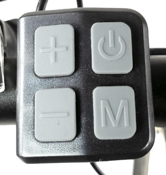 HUOM: LCD-näyttö aktivoituu, kun painat POWER näppäintä (C). Käynnistääksesi näytön virran, tulee myös akun virta olla kytkettynä päälle.