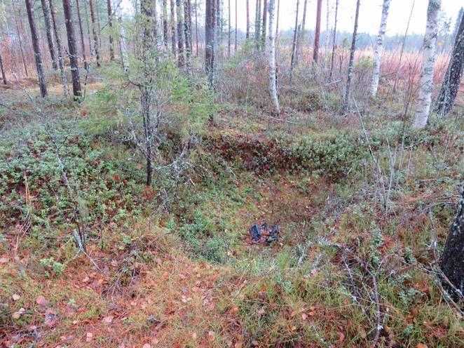 tutkimukset Inventointimenetelmät Pintahavainnointi, valokuvaus Kuvaus: Riihikaarron pohjoisosassa metsätien itäpuolella on puretun kämpän pohja, mitat n. 7 x 5,5 m.