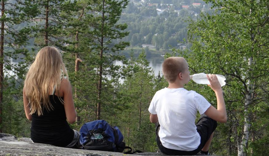 LUONTOON KESKELTÄ KAUPUNKIA Tutustu Rovaniemen luontopolkuihin Rovaniemellä on luontopolkuja, joista löytyy sopiva retkeilykohde niin lapsiperheille, kokeneille retkeilijöille kuin liikuntaesteisille