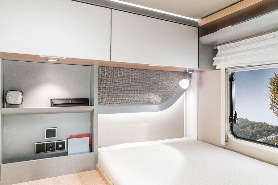 Vakiona olevien lisäpistorasioiden (5 x 230 V/2 x 12 V ja 2 x USB) ansiosta puhelimille,