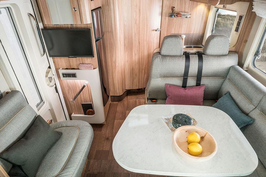 Kylpyhuoneellisissa HYMER Tramp CL Ambition -pohjaratkaisuissa nukkumis- ja pesutila on siististi