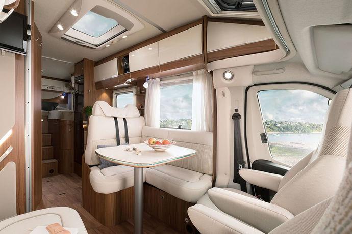 360 HYMER Tramp CL 674 "Ambition" Sisustusnäkymiä HYMER Tramp SL Ambition Kaunis ja viihtyisä Paljon valoa oleskelutilassa HYMER Tramp