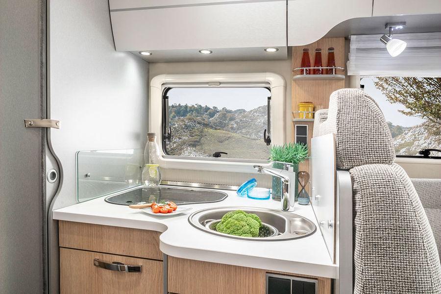 Täällä kokkaaminen on hauskaa HYMER Tramp GL Ambition 578 ja