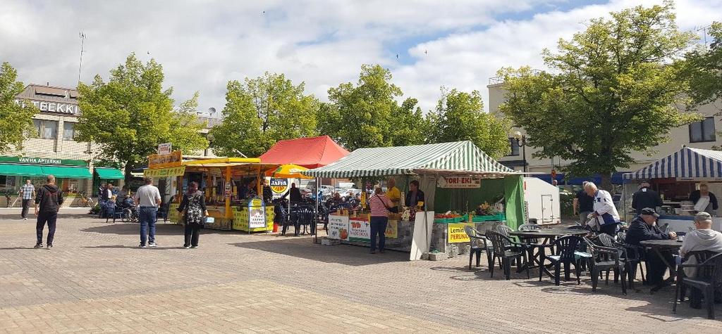 (ratsastustarvike ja urheilukaupan outlet -loppuunmyynti). Keskustassa erikoiskaupan toimijoiden määrä on kuitenkin huomattavasti suurempi ja siten tarjonnan kirjo selvästi monipuolisempi.