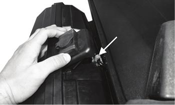 0748-419 Takaistuimen jalustan kiinnittämiseksi aseta jalustan etuosan kielekkeet istuimen rungon lenkkeihin; paina sitten kaksi istuinlukkoa alaspäin ja lukitse ne.