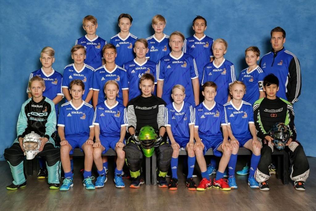 D2005 EDUSTUS Saimme uusia pelaajia mukaan tälle kaudelle joukkueeseen, maalivahdin ja neljä kenttäpelaajaa.