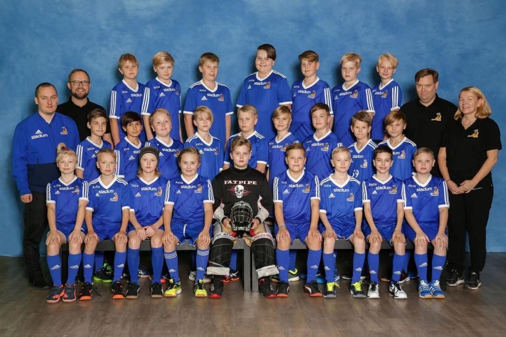 30 E2007 POJAT Tiikerit 07 joukkueessa pelaa 29 innokasta salibandypelaajaa, jotka ovat tunnollisia treenaajia.
