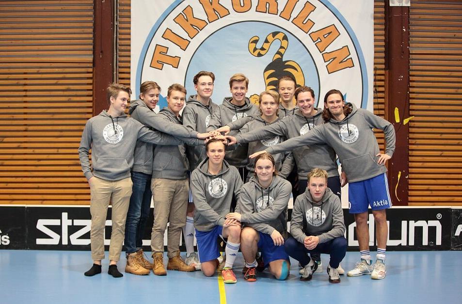 HIENO JOUKKO NUORIA OHJAAJIA! Nämä lahjakkaat ja taitavat nuoret pelaajat ovat mukana monessa Tiikeri kerho ja joukkueryhmässä opettamassa ja innostamassa lapsia salibandyn pariin.