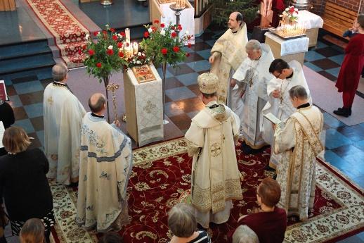 Liturgian toimitti metropoliitta Arseni monilukuisen papiston kanssa.