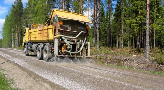 Kuva 1. Pölynsidontaa sorateillä. (http://www.ely-keskus.
