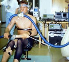 VO 2 akuutissa hypoksiassa VO 2 submaksimaalisessa juoksumattokuormituksessa VO 2 maksimaalisessa soutuergometrikuormituksessa VO 2max :n lasku korkeuden