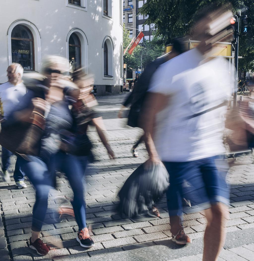 Sisällys Toimitusjohtajan katsaus.... 3 Olennaisuus... 4 Laskentarajat.... 6 Yritysvastuun johtaminen...7 Sidosryhmävuorovaikutus.... 10 KESTÄVÄN YHTEISKUNNAN RAKENTAJA Vastuullinen journalismi.
