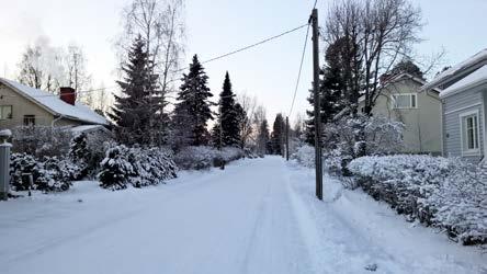 Lielahden ja Tesoman aluekeskukset sijaitsevat 1,5-2,5 kilometrin etäisyydellä suunnittelualueesta. Lähin paikallisliikenteen bussipysäkki sijaitsee noin 200 metrin etäisyydellä.